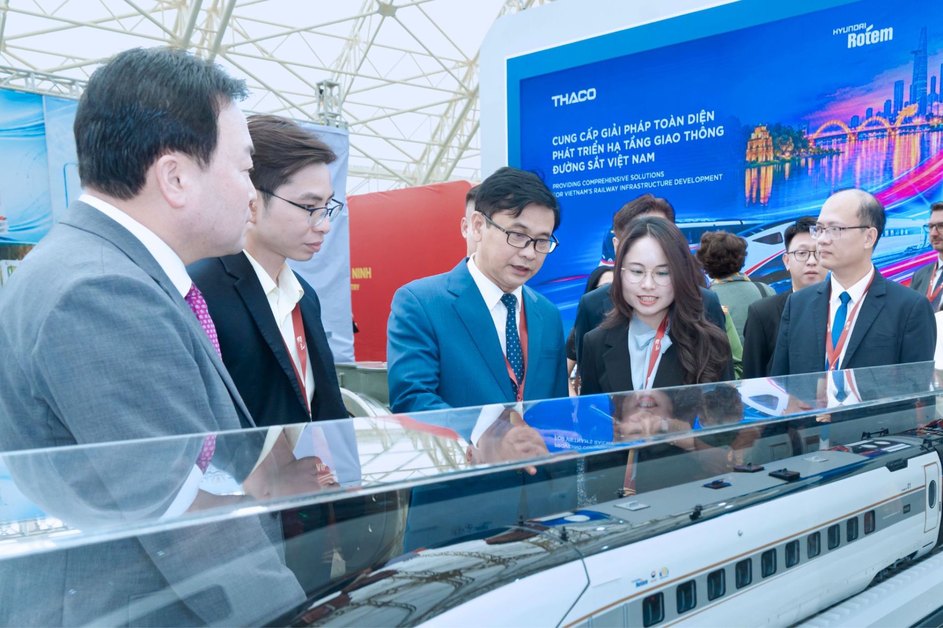 Thiếu tướng Lưu Hồng Quảng &ndash; Cục trưởng Cục C&ocirc;ng nghiệp an ninh trực thuộc Bộ C&ocirc;ng an (ở giữa) tham quan gian h&agrave;ng của THACO v&agrave; Hyundai Rotem tại triển l&atilde;m