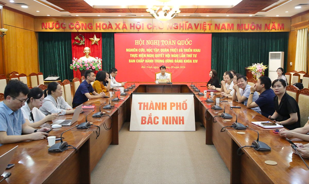 Quang cảnh tại điểm cầu Đảng ủy Văn ph&ograve;ng UBND th&agrave;nh phố.