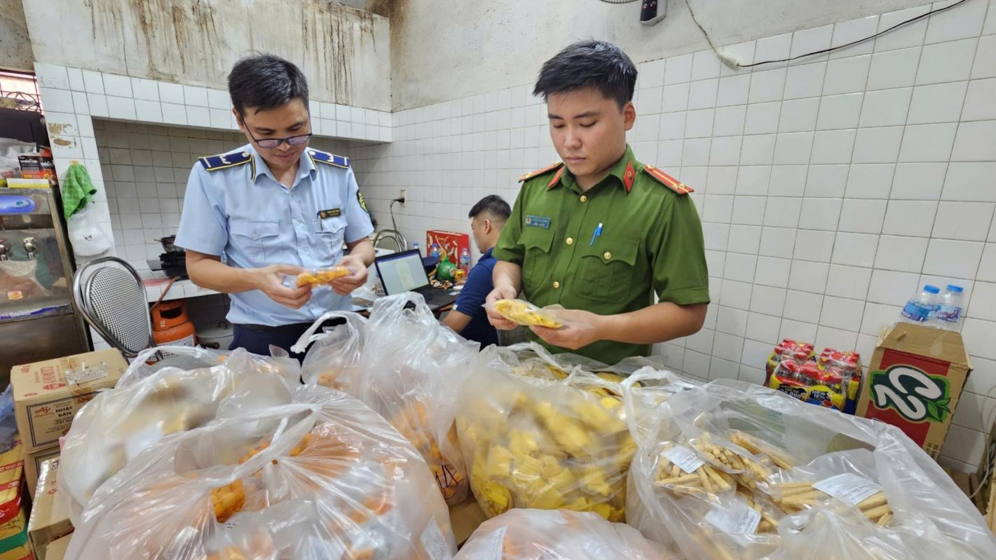 Lực lượng chức năng kiểm tra tại cơ sở Lực lượng chức năng kiểm tra tại cơ sở