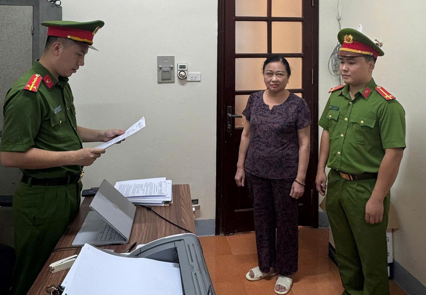 Lực lượng chức năng tống đạt quyết định tố tụng đối với bị can Vũ Thị Hoa Lực lượng chức năng tống đạt quyết định tố tụng đối với bị can Vũ Thị Hoa