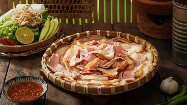 Bê thui Cầu Mống với những lát thịt thái mỏng, ăn cùng rau sống và mắm nêm. Ảnh: Cổng thông tin du lịch Đà Nẵng Bê thui Cầu Mống với những lát thịt thái mỏng, ăn cùng rau sống và mắm nêm. Ảnh: Cổng thông tin du lịch Đà Nẵng
