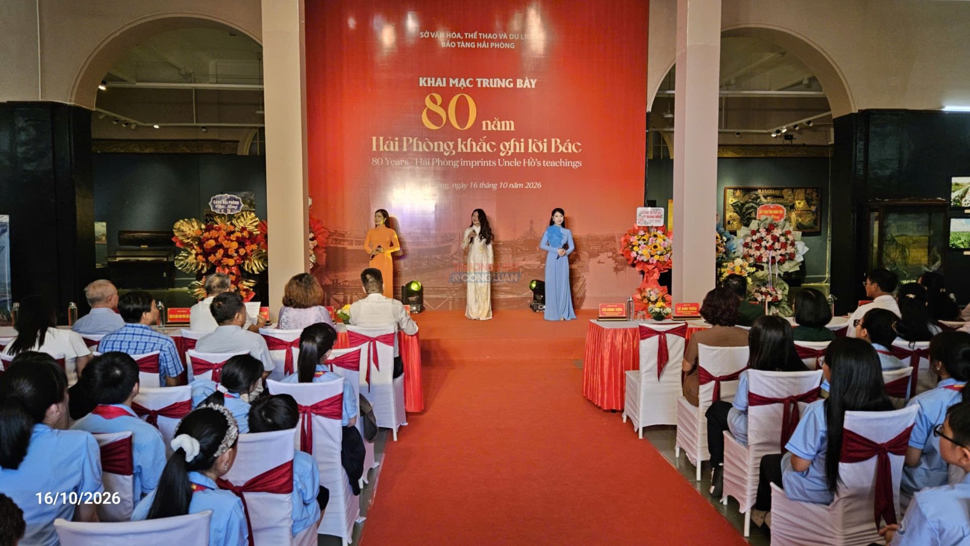 Quang cảnh lễ khai mạc. Quang cảnh lễ khai mạc.