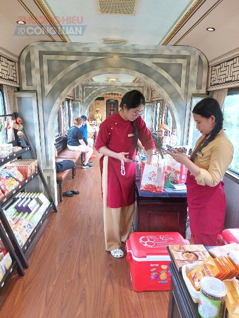 Sự hiện diện của hai cái tên Việt Nam trong một bảng bình chọn quốc tế mang đến cơ hội quảng bá. Sự hiện diện của hai cái tên Việt Nam trong một bảng bình chọn quốc tế mang đến cơ hội quảng bá.
