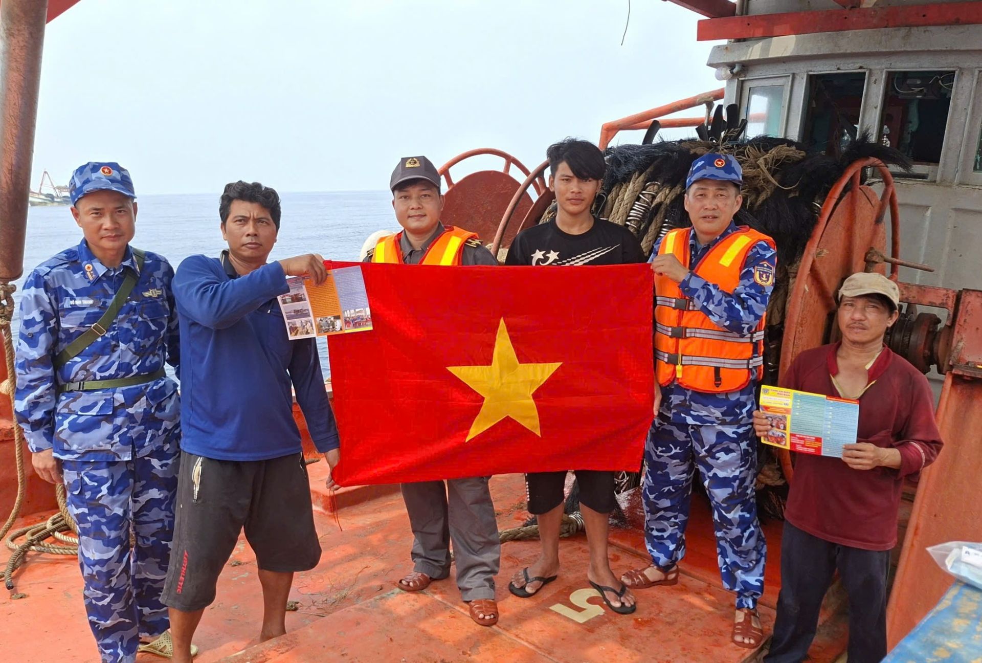 Tặng cờ cho ngư dân Tặng cờ cho ngư dân