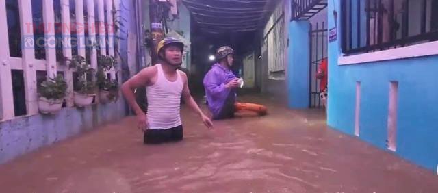 Lực lượng Công an phường Hoà Khánh hỗ trợ người dân khu vực Mẹ Suốt sơ tán đi tránh lũ. Lực lượng Công an phường Hoà Khánh hỗ trợ người dân khu vực Mẹ Suốt sơ tán đi tránh lũ.