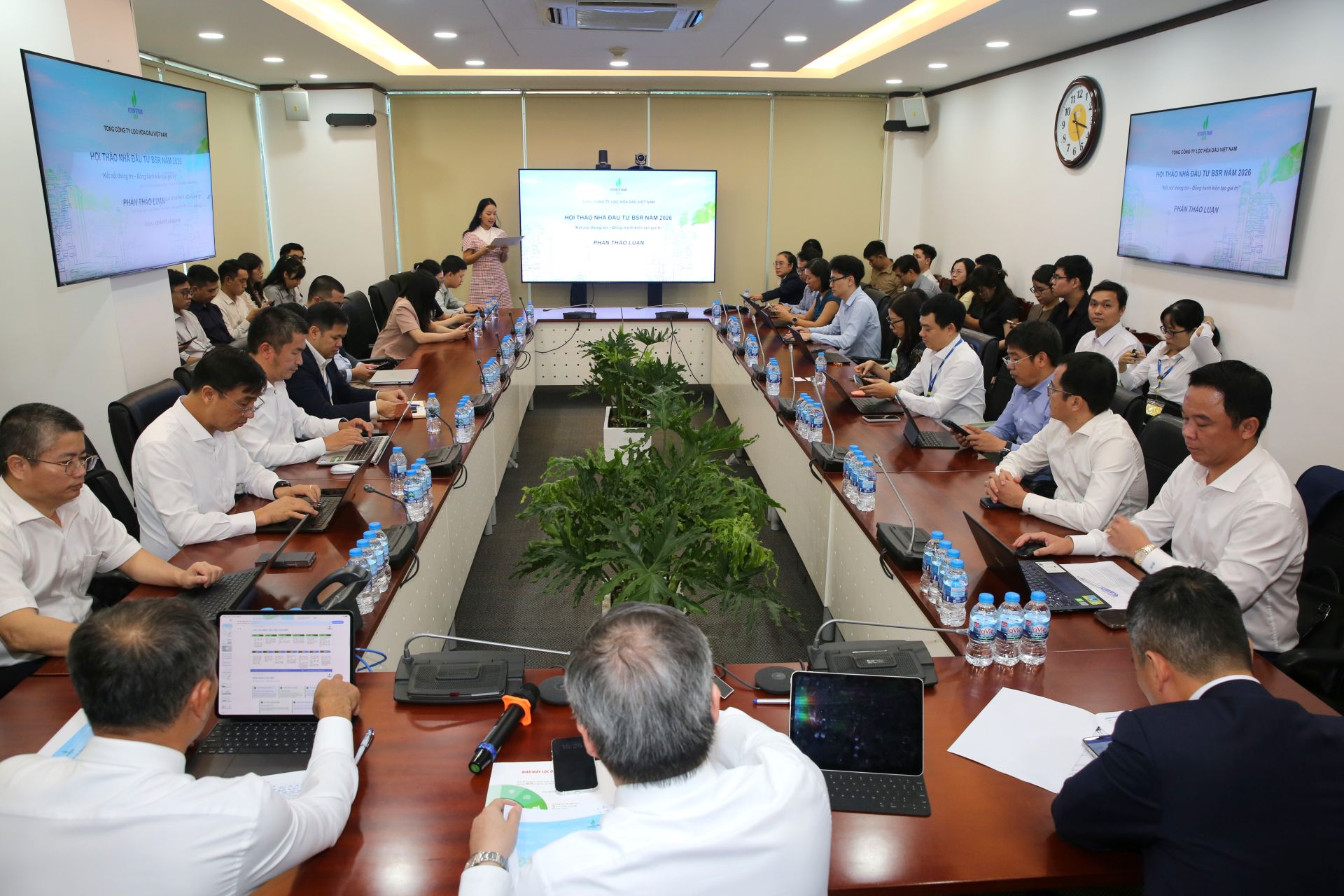 To&agrave;n cảnh Hội thảo nh&agrave; đầu tư BSR năm 2026