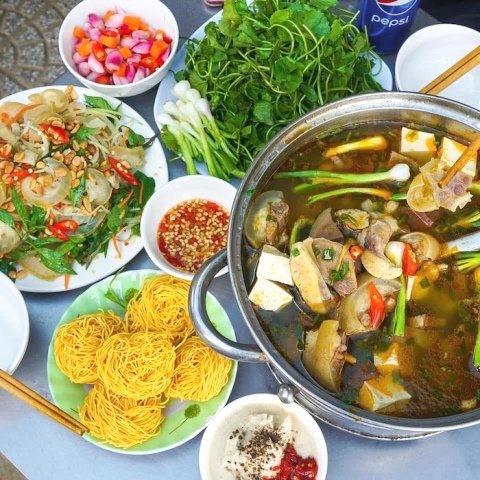 Đĩa thịt đưa ra bàn thường được thái thành lát mỏng, đủ để cảm nhận vị thịt cùng phần da. Đĩa thịt đưa ra bàn thường được thái thành lát mỏng, đủ để cảm nhận vị thịt cùng phần da.