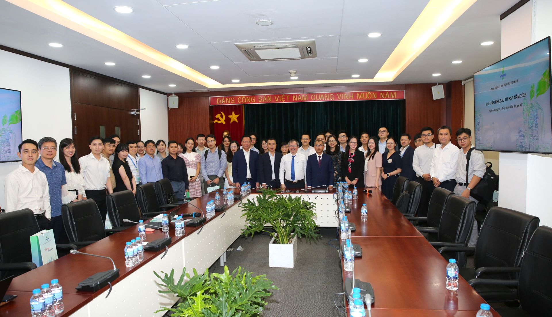 Nh&agrave; đầu tư v&agrave; BSR chụp ảnh sau buổi hội thảo