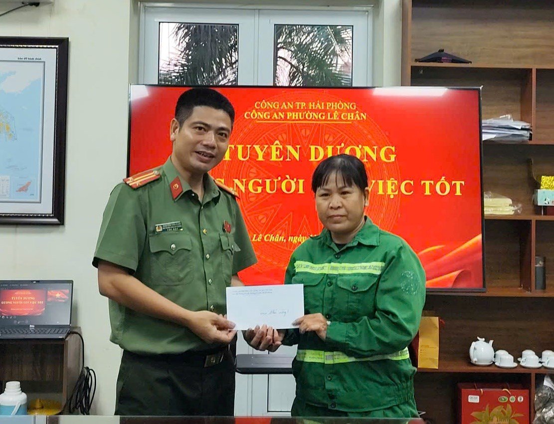 Tuyên dương gương người tốt, việc tốt nhặt được 10 triệu đồng trả lại người đánh rơi. Tuyên dương gương người tốt, việc tốt nhặt được 10 triệu đồng trả lại người đánh rơi.