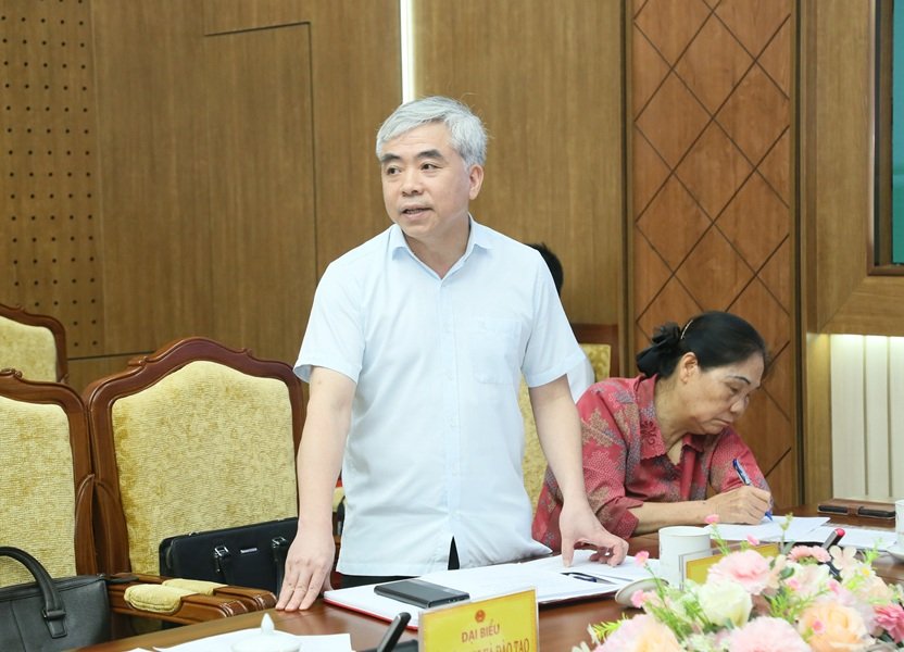 L&atilde;nh đạo x&atilde; Phụng C&ocirc;ng ph&aacute;t biểu thảo luận tại cuộc họp.