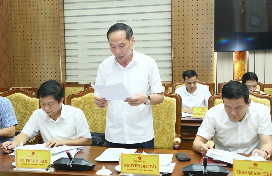 L&atilde;nh đạo Sở T&agrave;i ch&iacute;nh b&aacute;o c&aacute;o tại cuộc họp.