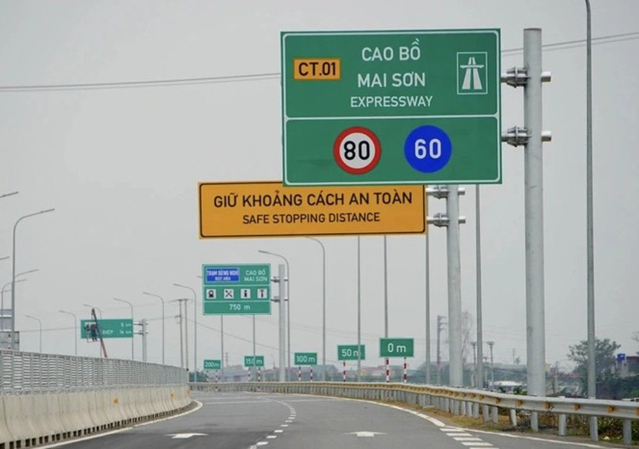Cục Đường bộ Việt Nam đ&atilde; y&ecirc;u cầu c&aacute;c đơn vị li&ecirc;n quan bố tr&iacute;, lắp đặt hệ thống b&aacute;o hiệu tại những đoạn cao tốc dự kiến triển khai xử phạt lỗi kh&ocirc;ng giữ khoảng c&aacute;ch an to&agrave;n