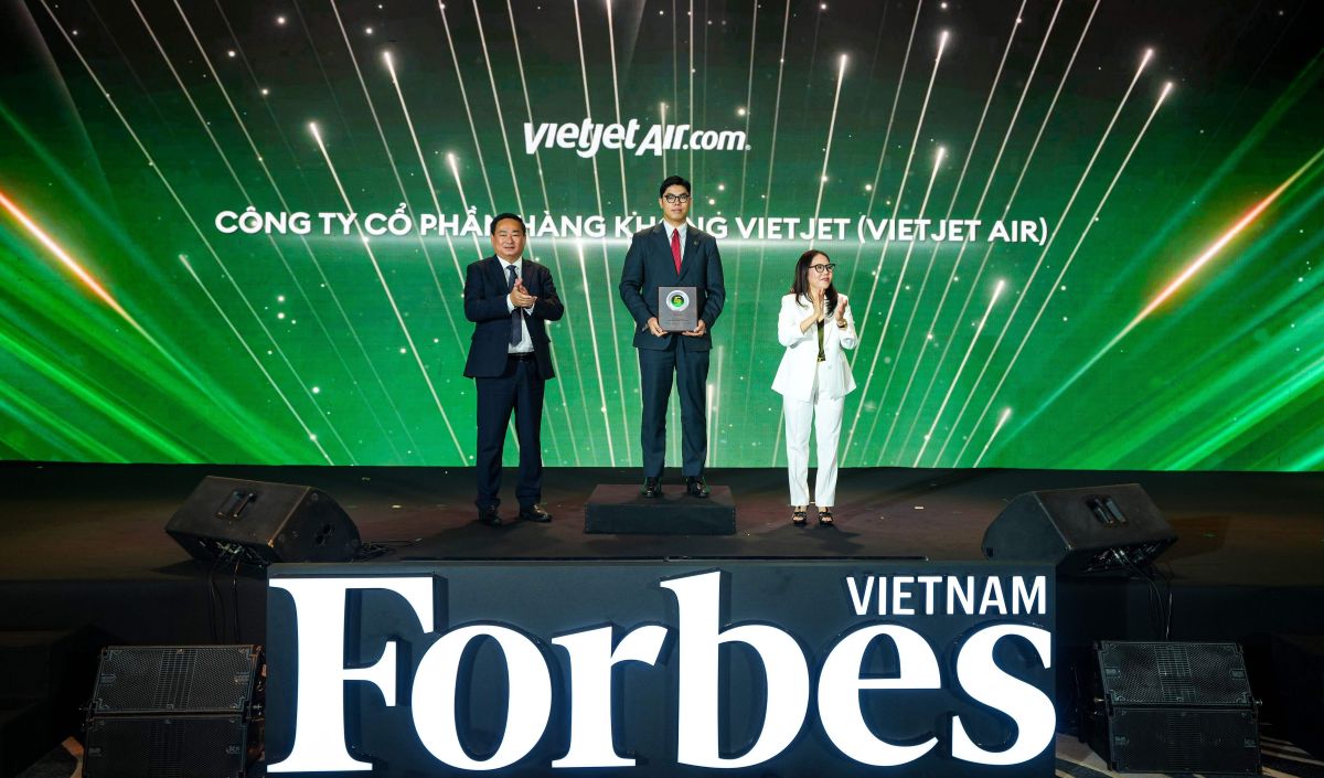 Giám đốc P. Tài chính Vietjet Nguyễn An Phú, đại diện Vietjet, nhận kỷ niệm chương vinh danh Top 50 Doanh nghiệp dẫn đầu về ESG năm 2026 Giám đốc P. Tài chính Vietjet Nguyễn An Phú, đại diện Vietjet, nhận kỷ niệm chương vinh danh Top 50 Doanh nghiệp dẫn đầu về ESG năm 2026