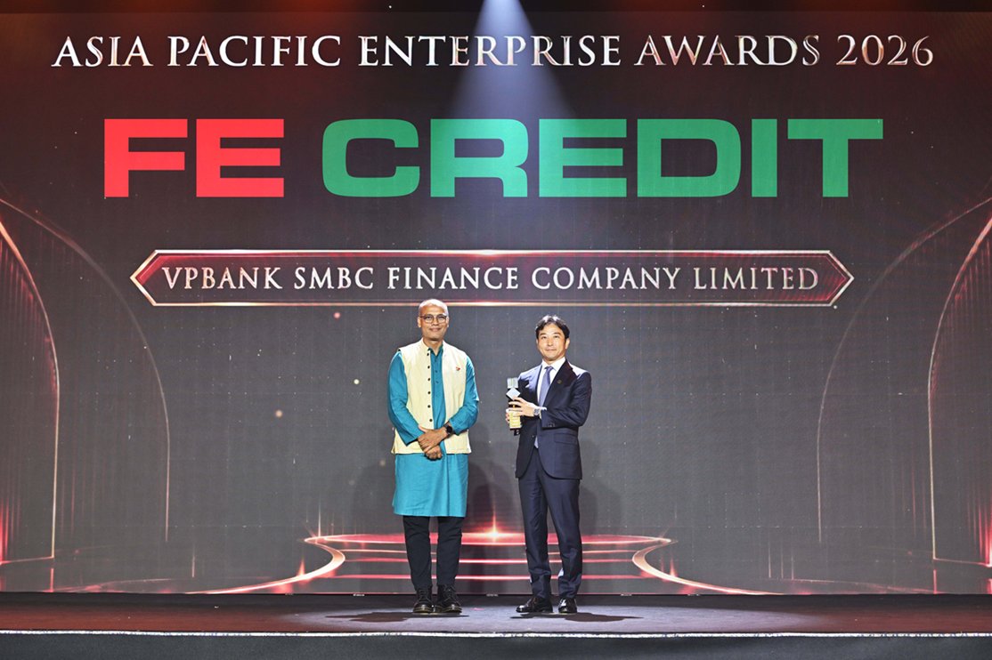 Đại diện FE CREDIT nhận giải thưởng &ldquo;Doanh nghiệp xuất sắc ch&acirc;u &Aacute;&rdquo; tại APEA 2026. Ảnh: BTC.