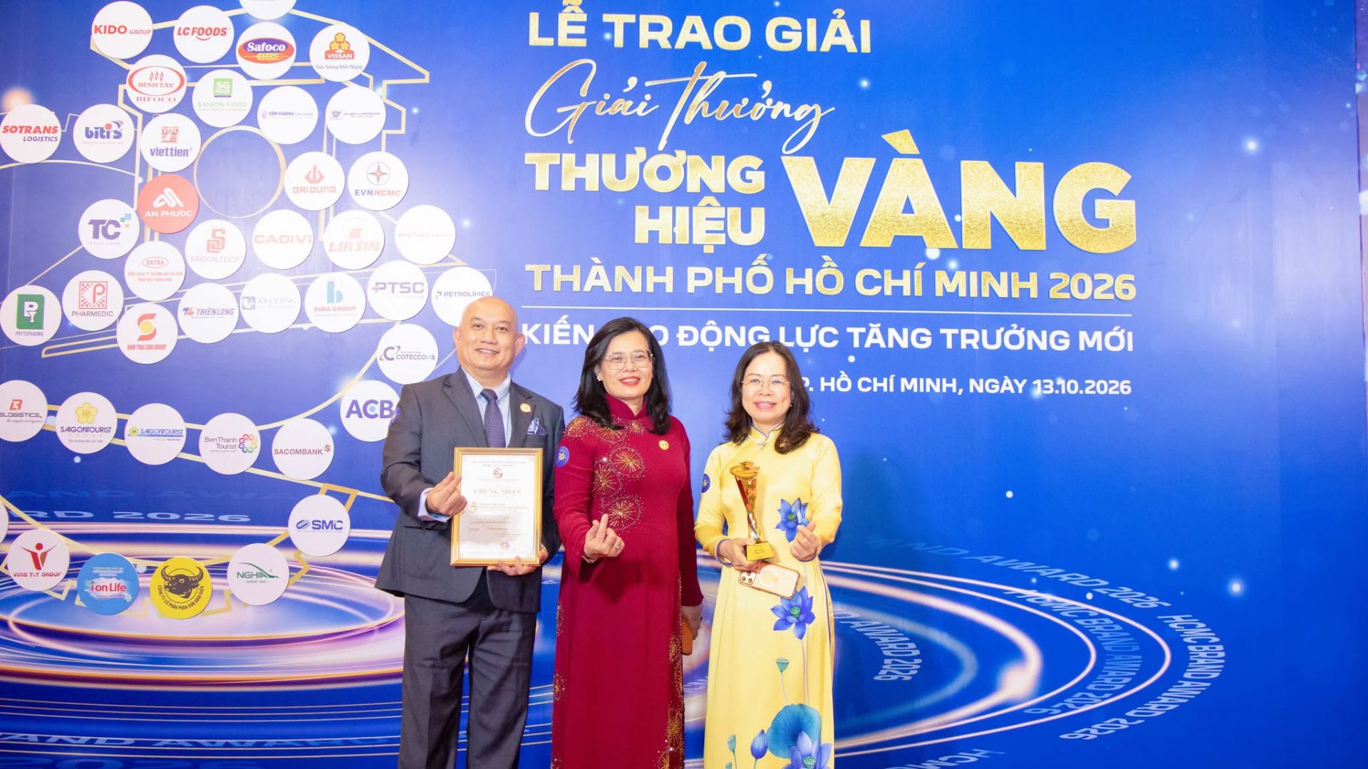 Đại diện Bệnh viện Hùng Vương, PGS.TS.BS Hoàng Thị Diễm Tuyết – Giám đốc Bệnh viện – đã đón nhận giải thưởng Đại diện Bệnh viện Hùng Vương, PGS.TS.BS Hoàng Thị Diễm Tuyết – Giám đốc Bệnh viện – đã đón nhận giải thưởng