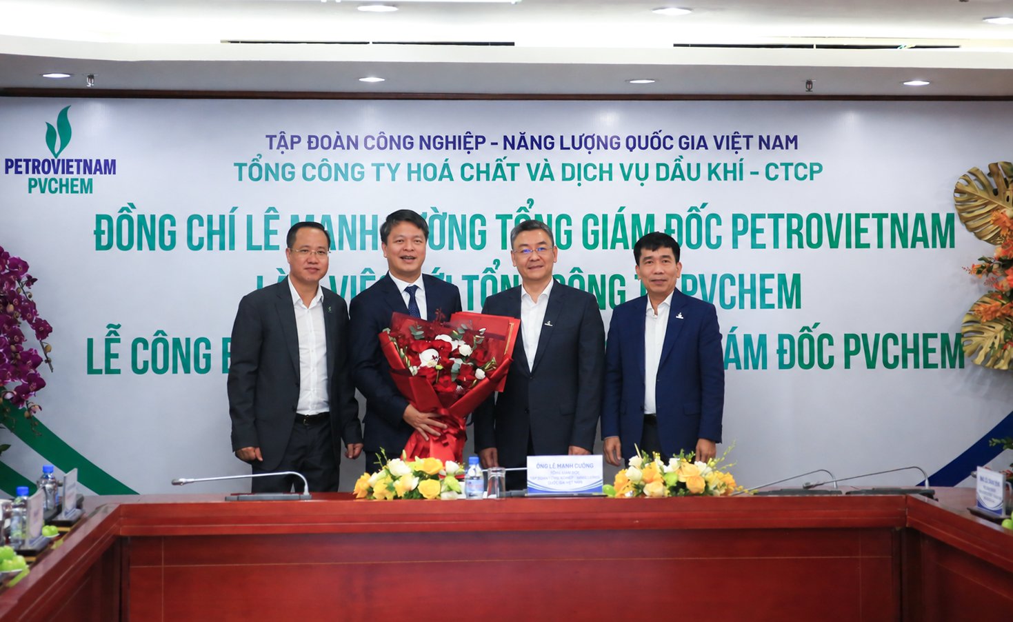 Lãnh đạo PETROVIETNAM và PVChem trao quyết định bổ nhiệm và chúc mừng tân Tổng Giám đốc PVChem Vũ An Lãnh đạo PETROVIETNAM và PVChem trao quyết định bổ nhiệm và chúc mừng tân Tổng Giám đốc PVChem Vũ An