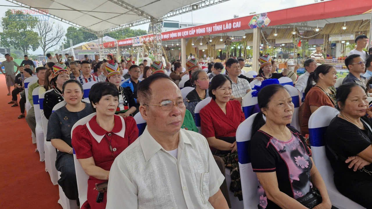 ​Đ&ocirc;ng đảo đại biểu, người d&acirc;n v&agrave; du kh&aacute;ch chăm ch&uacute; theo d&otilde;i c&aacute;c hoạt động văn h&oacute;a, du lịch đặc sắc trong khu&ocirc;n khổ sự kiện