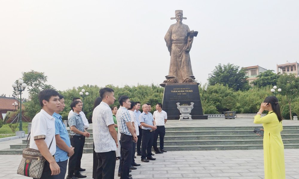 Đo&agrave;n khảo s&aacute;t nghe thuyết minh tại di t&iacute;ch đền thờ Tiến sĩ Th&acirc;n Nh&acirc;n Trung (phường Nếnh).