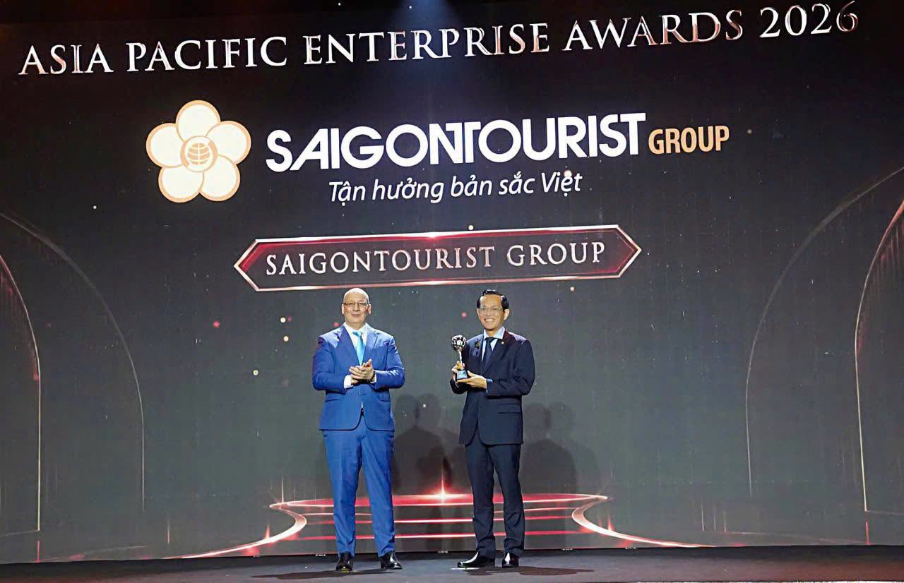 &Ocirc;ng Trương C&ocirc;ng Huy, Ph&oacute; Tổng Gi&aacute;m đốc Saigontourist Group đại diện nhận giải thưởng