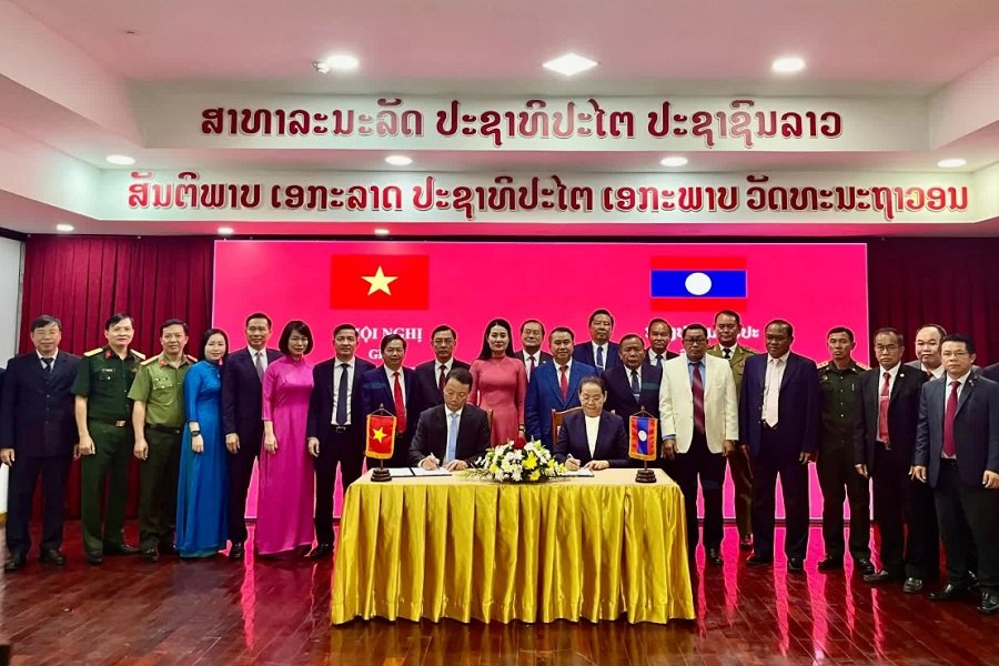Chủ tịch UBND tỉnh H&agrave; Tĩnh Phan Thi&ecirc;n Định v&agrave; Chủ tịch Ủy ban Ch&iacute;nh quyền tỉnh Savannakhet Davone Xaysoulien k&yacute; kết Bi&ecirc;n bản Hội nghị cấp cao giữa hai tỉnh