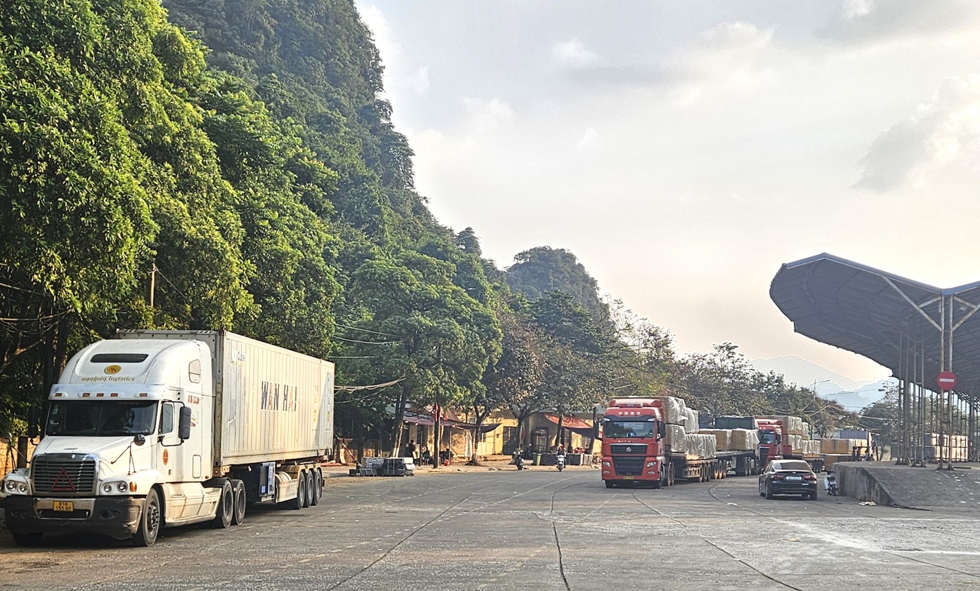 H&agrave;ng h&oacute;a chờ th&ocirc;ng quan tại cửa khẩu Cốc Nam ng&agrave;y 14/10/2026