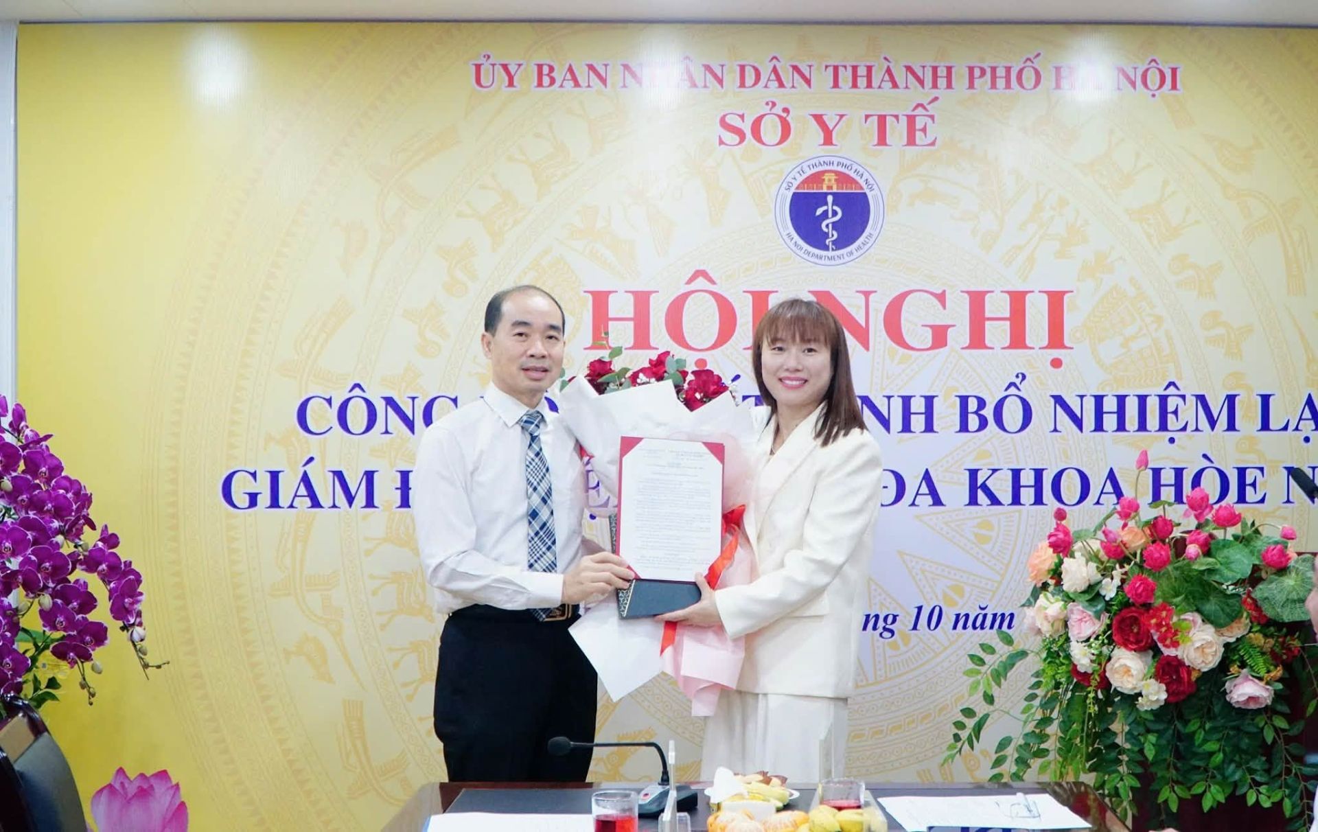 TS.BS Nguyễn Đình Hưng trao Quyết định bổ nhiệm lại TS.BS Phan Thị Thanh Bình giữ chức vụ Giám đốc Bệnh viện Đa khoa Hòe Nhai TS.BS Nguyễn Đình Hưng trao Quyết định bổ nhiệm lại TS.BS Phan Thị Thanh Bình giữ chức vụ Giám đốc Bệnh viện Đa khoa Hòe Nhai