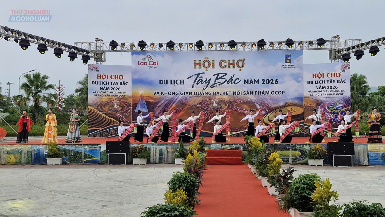 ​Rộn r&agrave;ng sắc m&agrave;u văn h&oacute;a v&ugrave;ng cao trong lễ khai mạc Hội chợ Du lịch T&acirc;y Bắc năm 2026 v&agrave; kh&ocirc;ng gian quảng b&aacute;, kết nối sản phẩm OCOP
