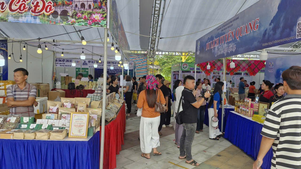 ​Kh&ocirc;ng gian hội tụ sản vật v&agrave; sắc m&agrave;u văn h&oacute;a T&acirc;y Bắc, nơi kết nối giao thương, du lịch v&agrave; thu h&uacute;t đ&ocirc;ng đảo du kh&aacute;ch