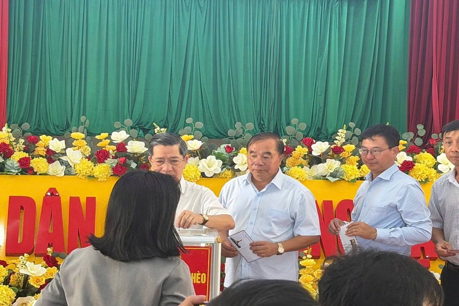 L&atilde;nh đạo phường, c&aacute;n bộ, c&ocirc;ng chức, vi&ecirc;n chức, đ&atilde; trực tiếp tham gia ủng hộ.