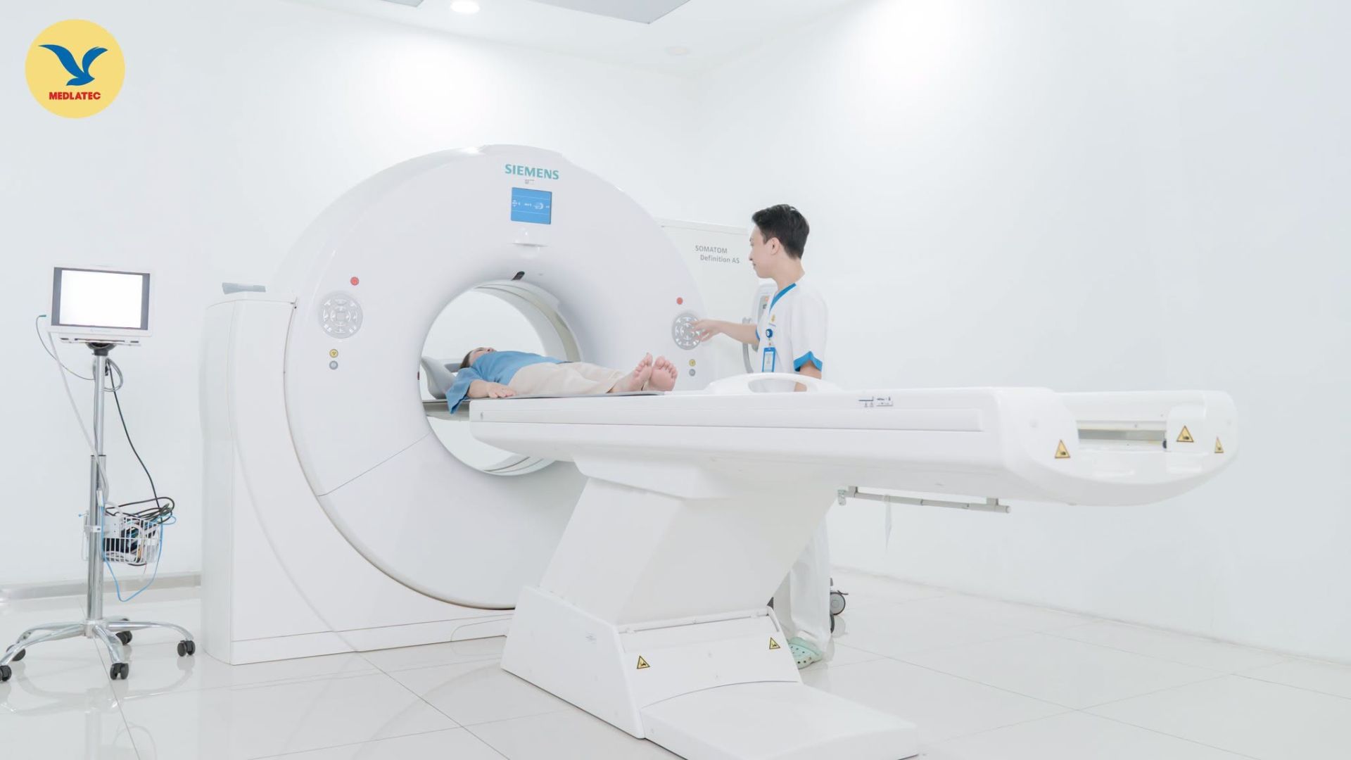 Hệ thống m&aacute;y chụp cắt lớp vi t&iacute;nh (CT) 384 l&aacute;t cắt được MEDLATEC đầu tư gi&uacute;p ph&aacute;t hiện sớm v&agrave; ch&iacute;nh x&aacute;c nhiều bệnh l&yacute; chuy&ecirc;n s&acirc;u, c&aacute;c ca bệnh kh&oacute;