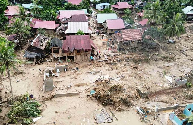 X&atilde; Mỹ L&yacute; tan hoang sau trận lũ lịch sử th&aacute;ng 7/2025, nhiều nh&agrave; cửa bị v&ugrave;i lấp, hư hỏng nặng.