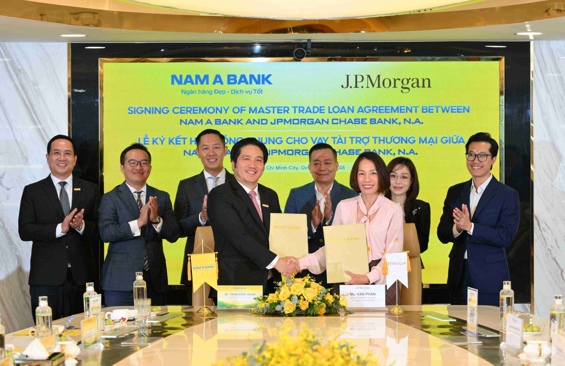 Ông Trần Khải Hoàn - Thành viên HĐQT, Tổng Giám đốc Nam A Bank ký kết thỏa thuận cùng đại diện Ngân hàng JPMorgan Chase, Bà Phan Bích Vân - Tổng Giám đốc Ông Trần Khải Hoàn - Thành viên HĐQT, Tổng Giám đốc Nam A Bank ký kết thỏa thuận cùng đại diện Ngân hàng JPMorgan Chase, Bà Phan Bích Vân - Tổng Giám đốc