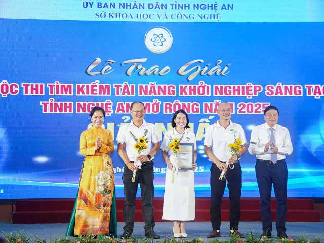 trao giải Nhất cho Dự &aacute;n S&agrave;n thương mại điện tử ocopai.vn.