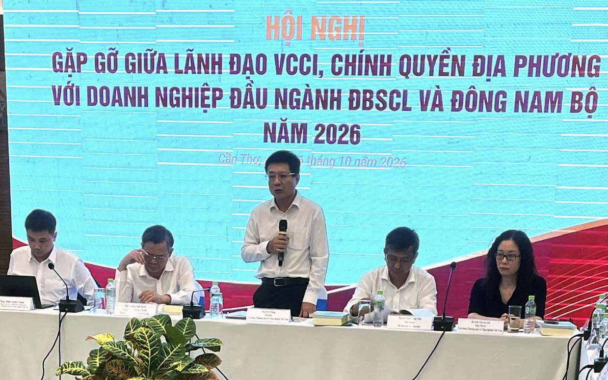 Ông Hồ Sỹ Hùng, Chủ tịch VCCI phát biểu với Hội nghị Ông Hồ Sỹ Hùng, Chủ tịch VCCI phát biểu với Hội nghị