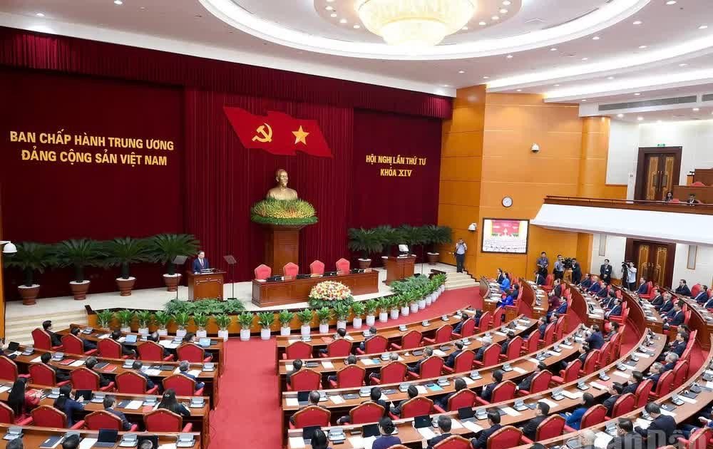 Quang cảnh phi&ecirc;n bế mạc Hội nghị lần thứ tư Ban Chấp h&agrave;nh Trung ương Đảng Cộng sản Việt Nam kh&oacute;a XIV. (Ảnh: ĐĂNG KHOA)