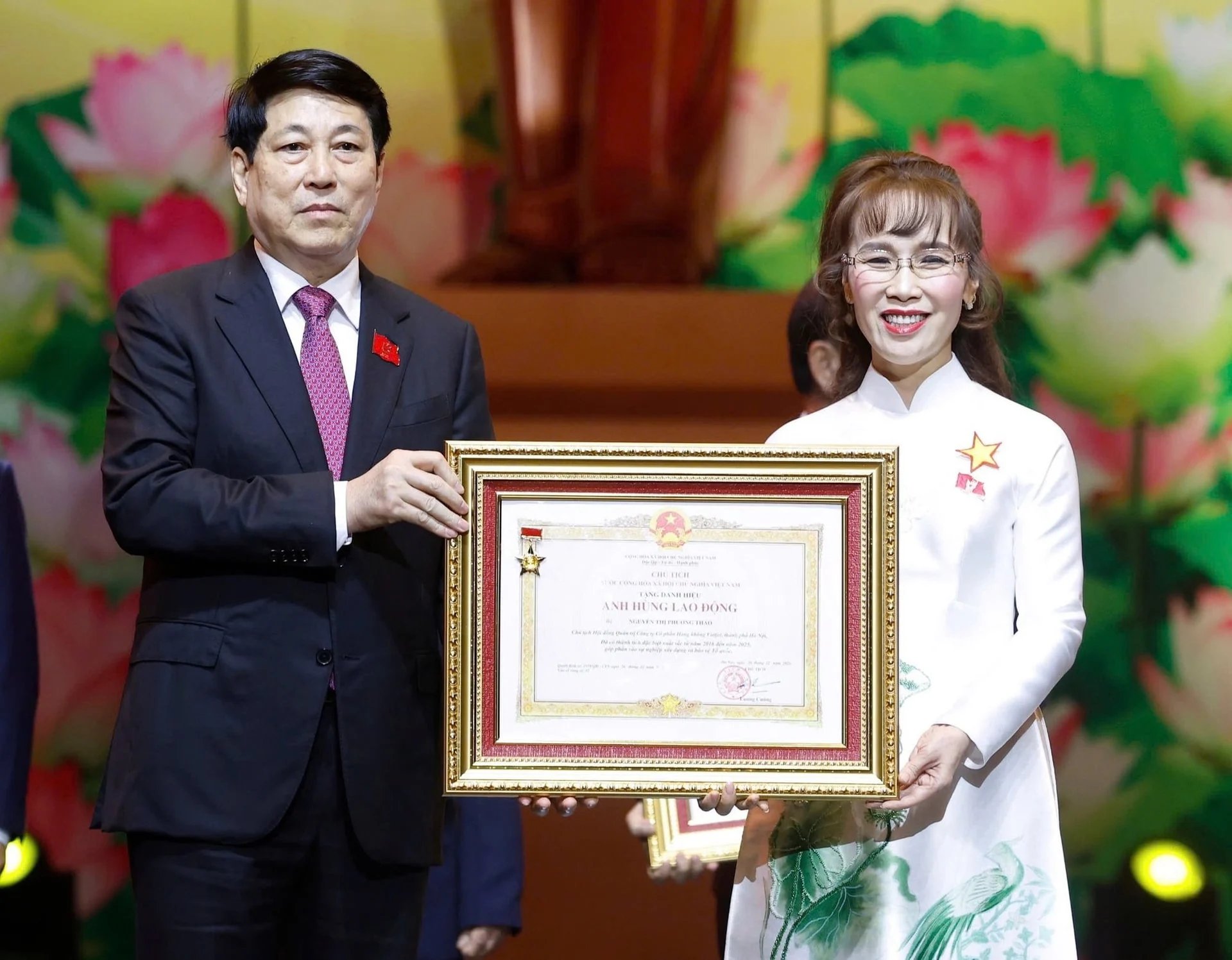 B&agrave; Nguyễn Thị Phương Thảo - Chủ tịch Hội đồng quản trị CTCP H&agrave;ng kh&ocirc;ng Vietjet đ&oacute;n nhận danh hiệu Anh h&ugrave;ng Lao động từ Chủ tịch nước Lương Cường. Ảnh: VGP