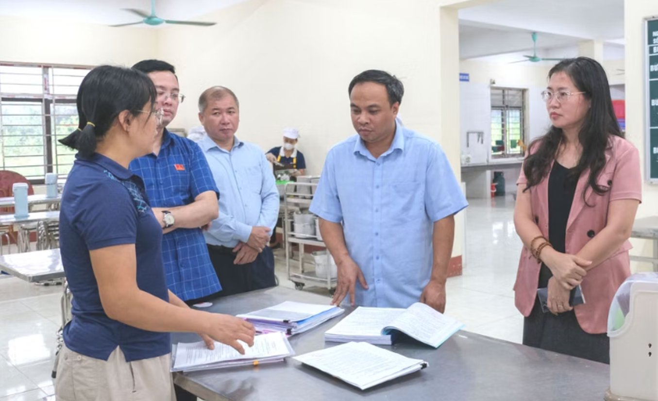 o&agrave;n gi&aacute;m s&aacute;t kiểm tra hồ sơ cung cấp thực phẩm tại Trường PTDT Nội tr&uacute; THCS Định H&oacute;a.
