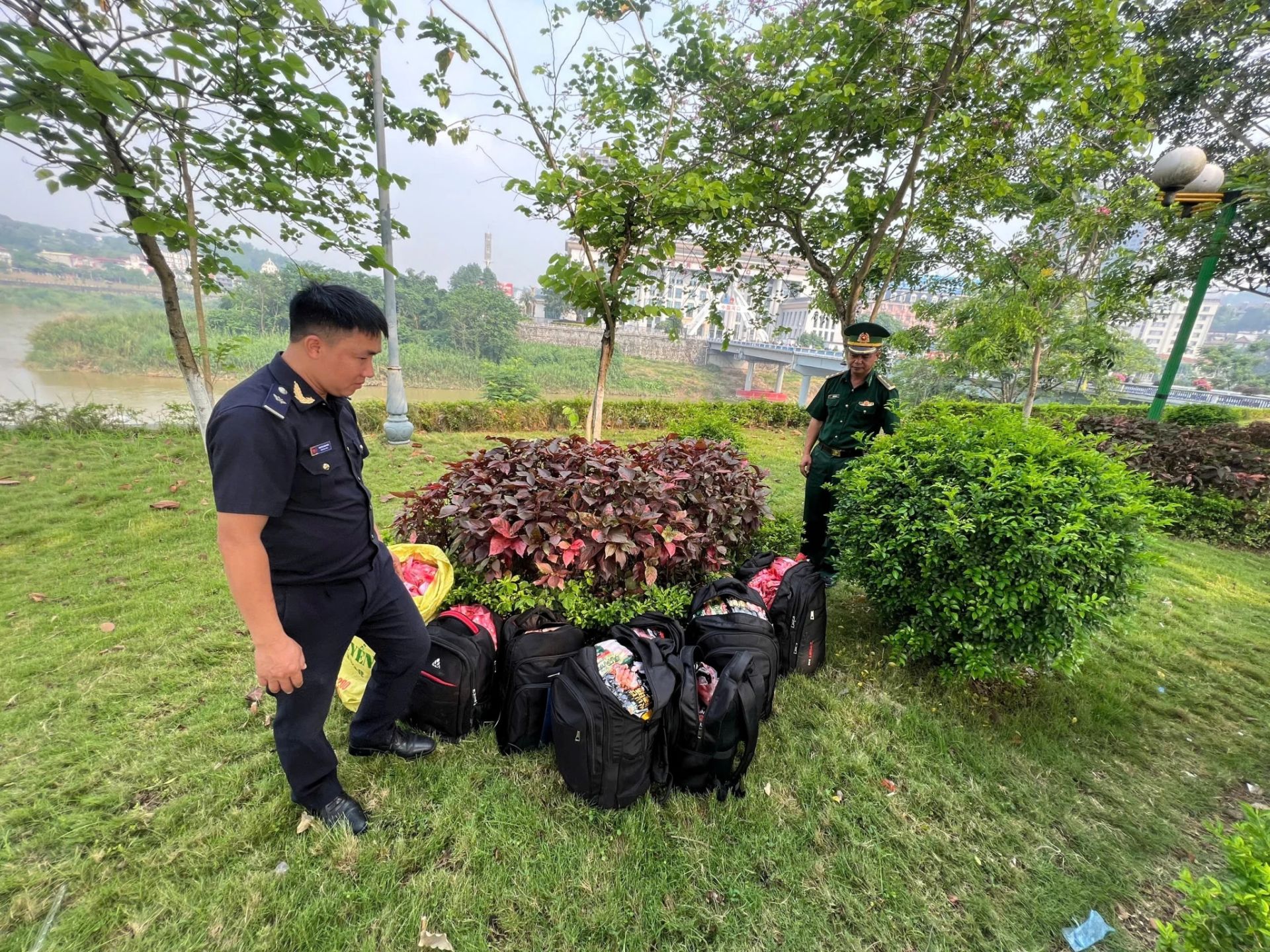 Hải quan cửa khẩu quốc tế Lào Cai phối hợp với lực lượng Biên phòng phát hiện, thu giữ lượng lớn thực phẩm vận chuyển trái phép qua khu vực cách ly thuộc Trung tâm Quản lý cửa khẩu quốc tế Lào Cai. Ảnh: HQKV7. Hải quan cửa khẩu quốc tế Lào Cai phối hợp với lực lượng Biên phòng phát hiện, thu giữ lượng lớn thực phẩm vận chuyển trái phép qua khu vực cách ly thuộc Trung tâm Quản lý cửa khẩu quốc tế Lào Cai. Ảnh: HQKV7.