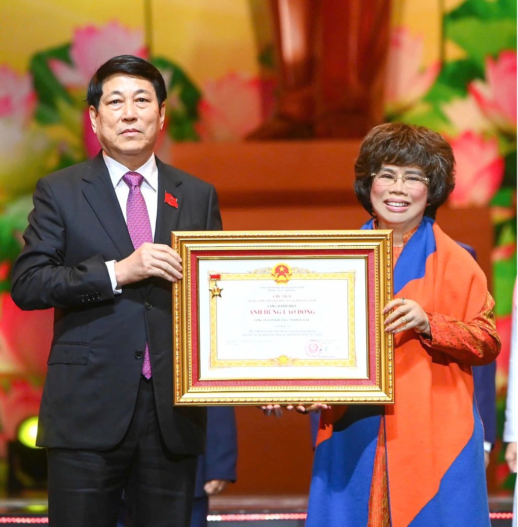 B&agrave; Th&aacute;i Hương - Nh&agrave; s&aacute;ng lập Tập đo&agrave;n TH đ&oacute;n nhận danh hiệu phong tặng từ Chủ tịch nước Lương Cường (Ảnh: TH)
