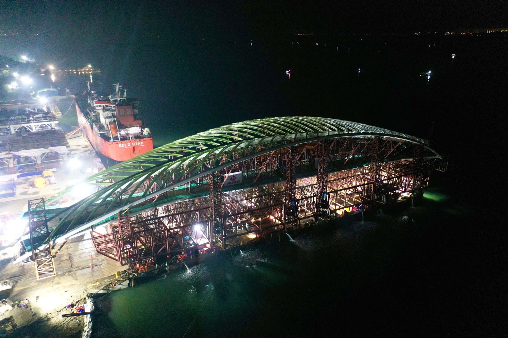 To&agrave;n bộ cấu kiện khung v&ograve;m cầu ch&iacute;nh v&agrave; hệ support đ&atilde; hạ thủy th&agrave;nh c&ocirc;ng l&ecirc;n s&agrave; lan