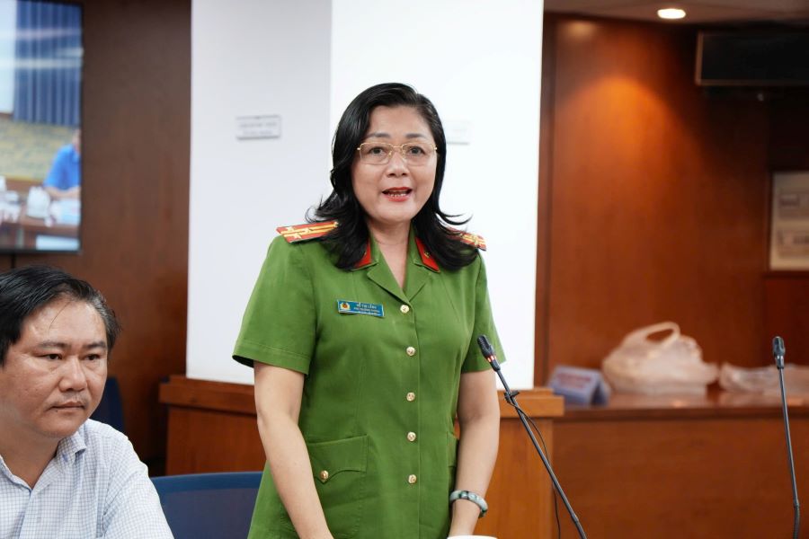 hượng tá Hồ Thị Lãnh, Phó trưởng Phòng Cảnh sát quản lý hành chính về trật tự xã hội, Công an TPHCM, tại buổi họp báo chiều 15/10 hượng tá Hồ Thị Lãnh, Phó trưởng Phòng Cảnh sát quản lý hành chính về trật tự xã hội, Công an TPHCM, tại buổi họp báo chiều 15/10