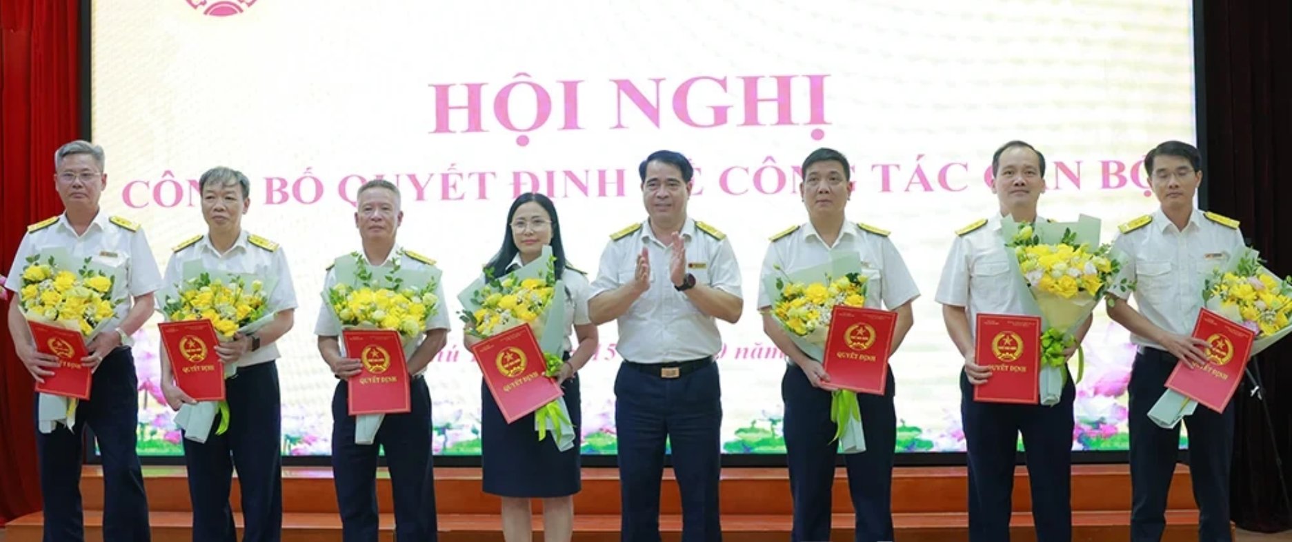 Trưởng thuế tỉnh Ph&uacute; Thọ Nguyễn Huy Hồng trao c&aacute;c quyết định điều động, bổ nhiệm cho c&aacute;c c&ocirc;ng chức giữ chức vụ l&atilde;nh đạo. Ảnh: phutho.gdt.gov.vn