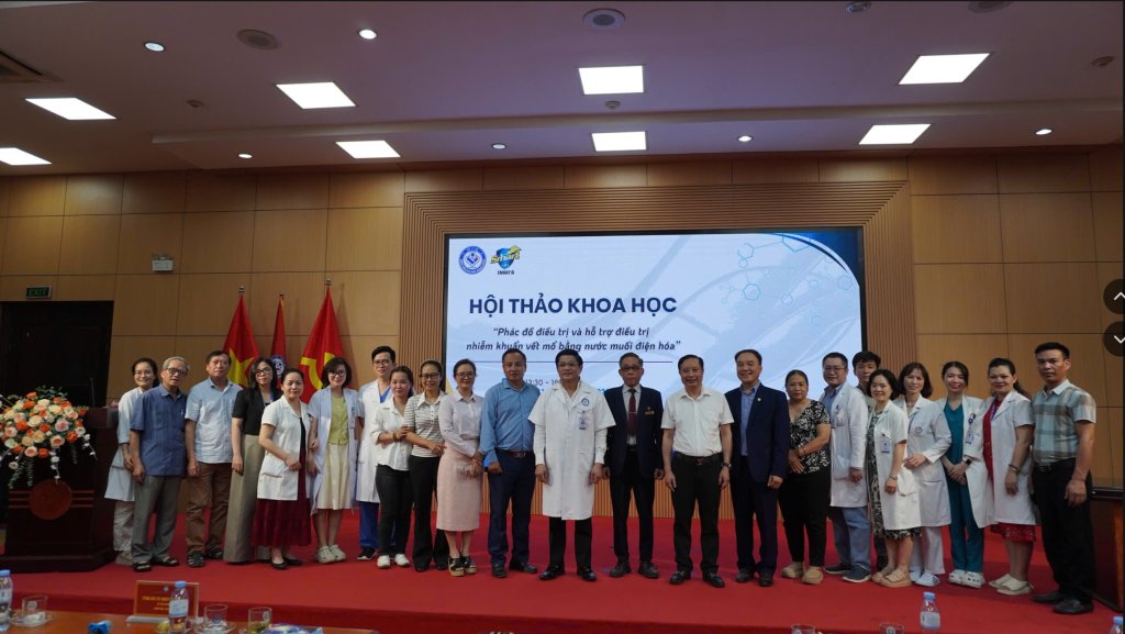Tham dự Hội thảo khoa học tại Bệnh viện Phụ sản Trung ương (Ảnh: C&ocirc;ng ty TNHH Ứng dụng Khoa học C&ocirc;ng nghệ Quốc tế)