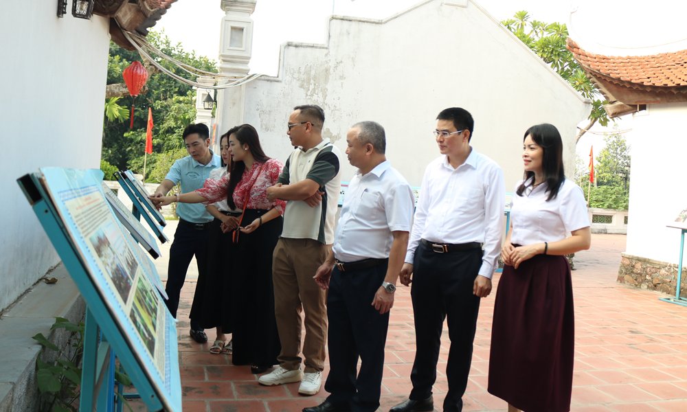 Đo&agrave;n khảo s&aacute;t t&igrave;m hiểu nội dung c&aacute;c chương tr&igrave;nh trải nghiệm tại di t&iacute;ch Văn Miếu Bắc Ninh (phường V&otilde; Cường).