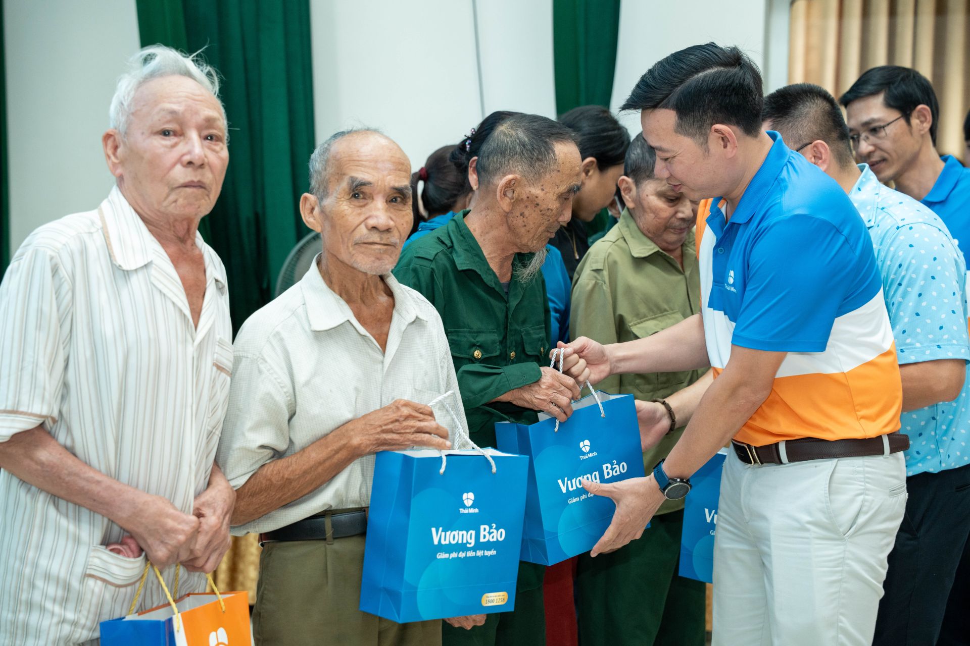 Vương Bảo tặng qu&agrave; c&aacute;c b&aacute;c Cựu Chiến Binh tại Thạch H&agrave;, H&agrave; Tĩnh (Th&aacute;ng 7/2026)
