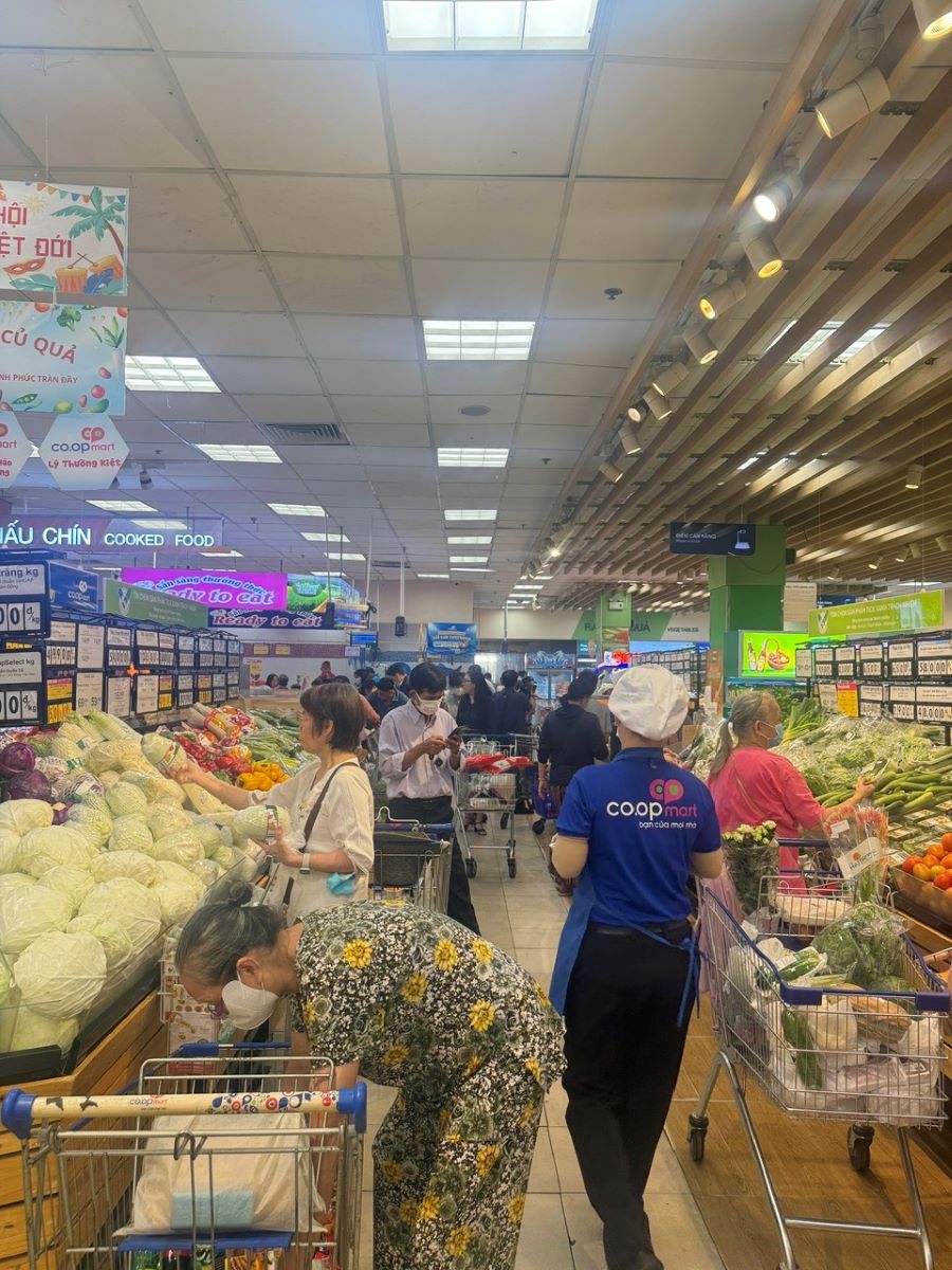 Theo số liệu của TP.HCM được Saigon Co.op, tổng mức b&aacute;n lẻ h&agrave;ng h&oacute;a v&agrave; doanh thu dịch vụ ti&ecirc;u d&ugrave;ng tr&ecirc;n địa b&agrave;n trong 9 th&aacute;ng năm 2026 đạt gần 1,49 triệu tỷ đồng, tăng 13,8% so với c&ugrave;ng kỳ năm 2025