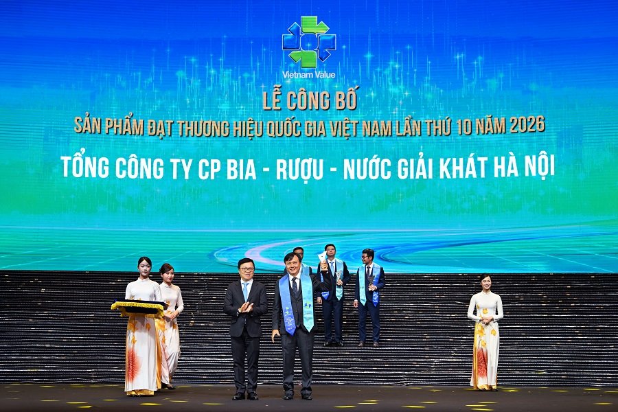 &Ocirc;ng Trần Đ&igrave;nh Thanh - Chủ tịch Hội đồng quản trị Tổng c&ocirc;ng ty cổ phần Bia - Rượu - Nước giải kh&aacute;t H&agrave; Nội (HABECO) đại diện Tổng c&ocirc;ng ty nhận giải thưởng