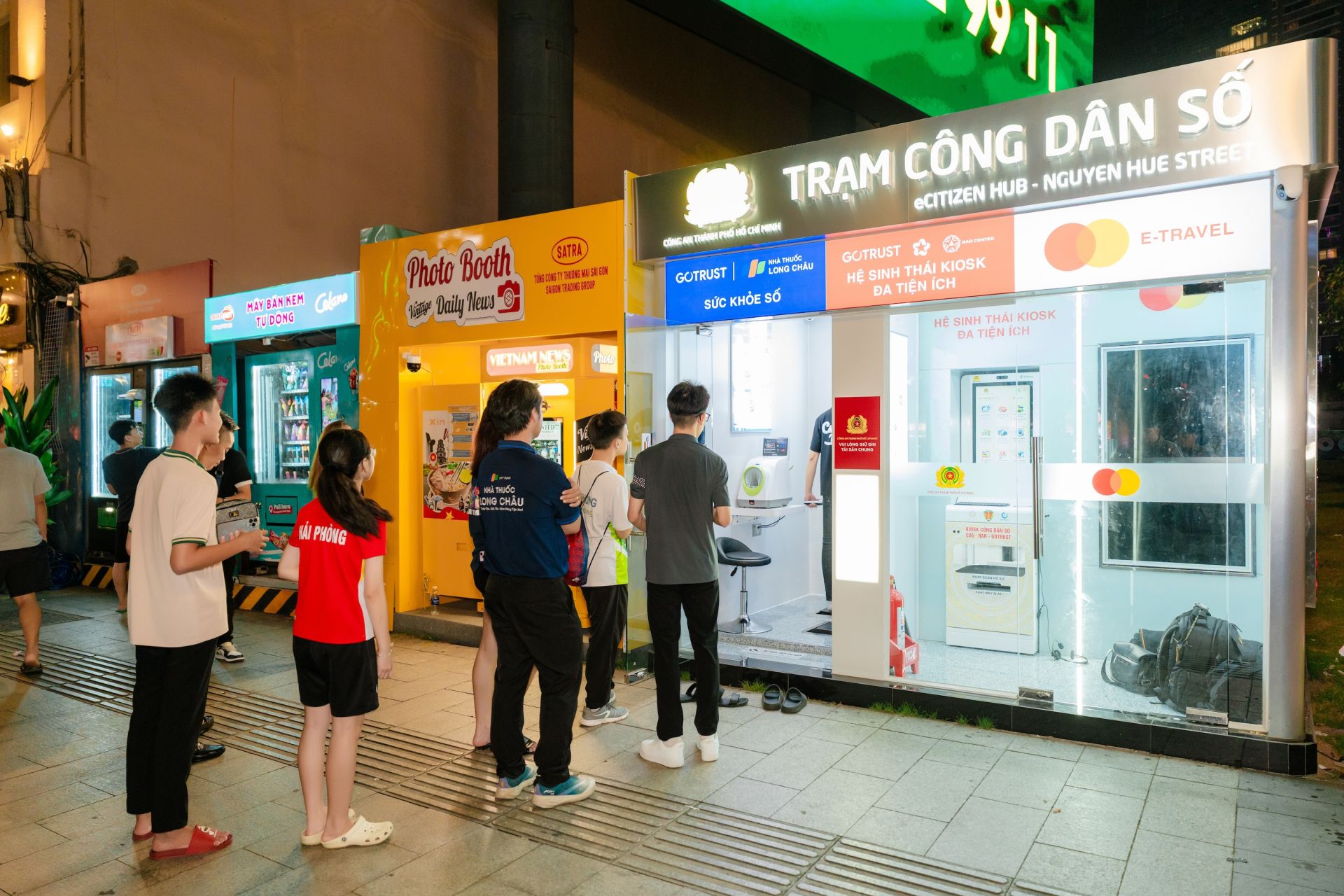 Long Châu là đơn vị y tế duy nhất vận hành các tiện ích y tế số tại Trạm Công dân số. Long Châu là đơn vị y tế duy nhất vận hành các tiện ích y tế số tại Trạm Công dân số.