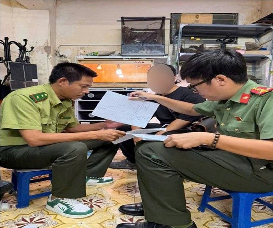 Lực lượng chức năng l&agrave;m việc với &ocirc;ng P.Đ.T. Ảnh: C&ocirc;ng an H&agrave; Nội