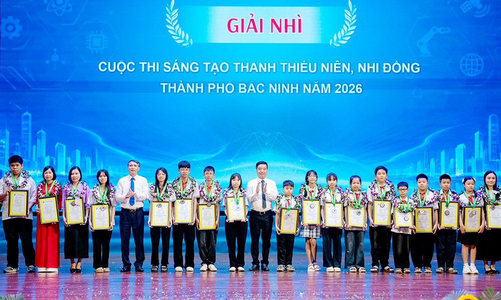 Các đồng chí lãnh đạo trao giải Nhì cho các nhóm tác giả. Các đồng chí lãnh đạo trao giải Nhì cho các nhóm tác giả.